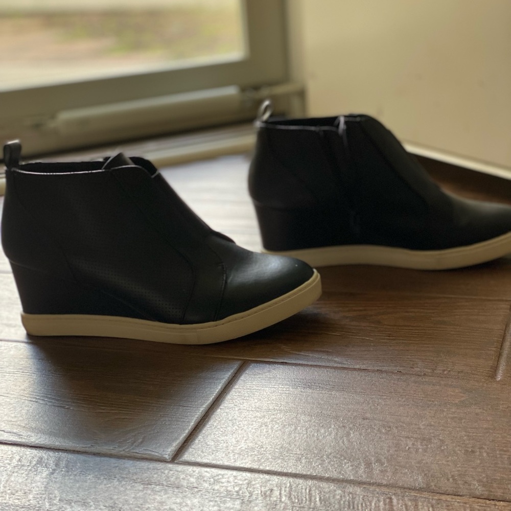 Women’s black wedge sneakers.
